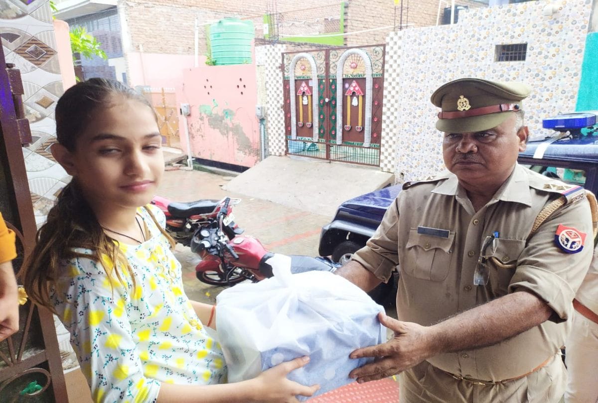 UP Police Celebrated Birthday Of Martyr Bablu Kumar Daughter In Mathura