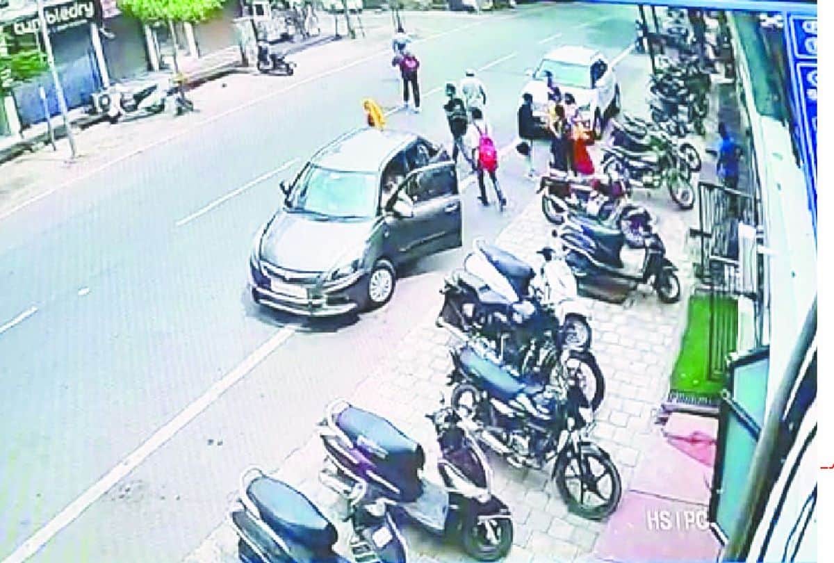 agra police did not found any clue of one lakh rewardee miscreants in five months