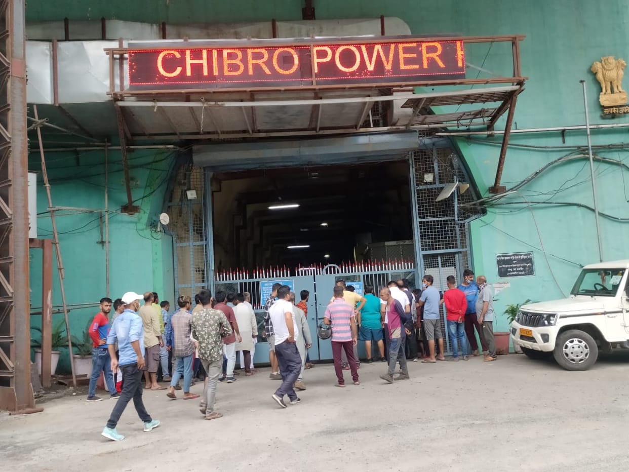 uttarakhand news : two laborers working in chhibrau hydroelectric tunnel of kalsi missing