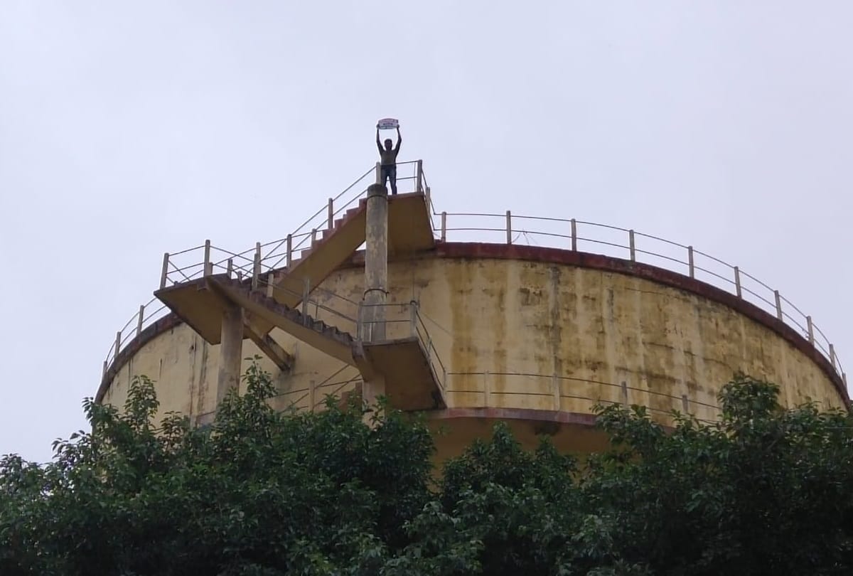 Congress activist climbed on a tanky in jiyamau Lucknow.