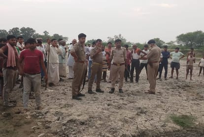 यूपी: फिरोजाबाद में जमीन पर कब्जा हटाने गई टीम पर चढ़ाया ट्रैक्टर, खेत स्वामी की मौत; दो महिला सिपाही घायल firozabad Tehsil and police team remove illegal encroachment attacked owner dies female constables injured