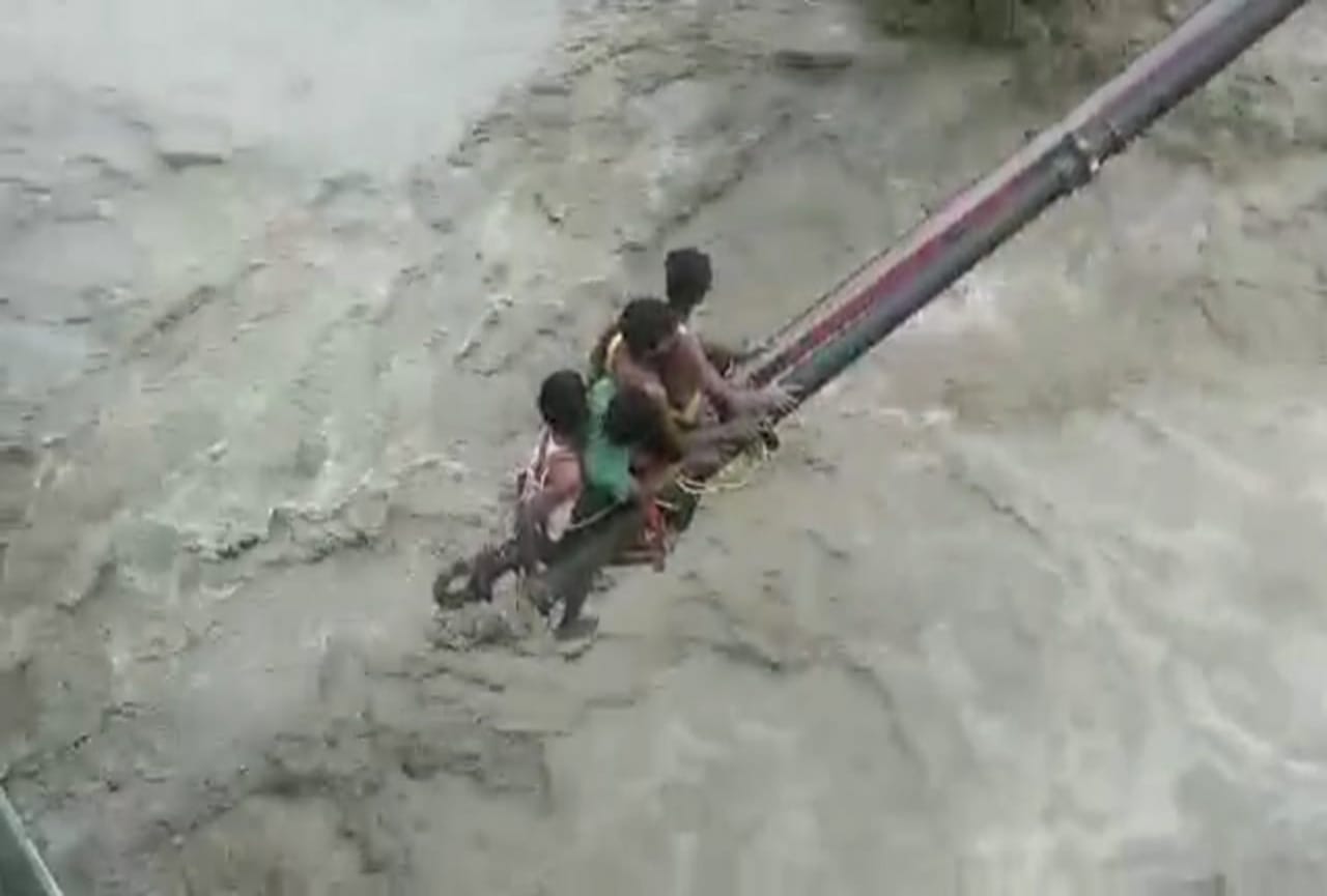 uttarakhand news: in haridwar water level increase due to rain, four labor stuck on a island