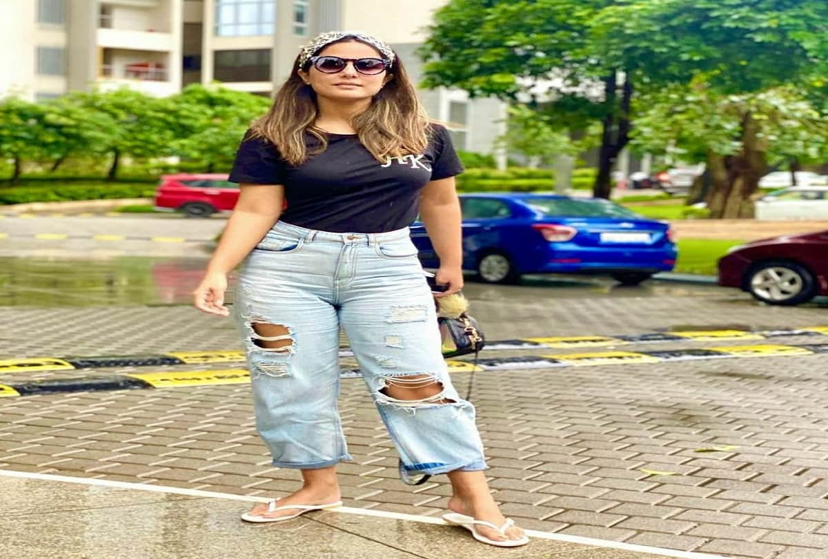heena khan in cool look on wet streets