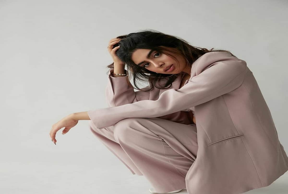 khushi kapoor in power suit gorgeous look in hindi
