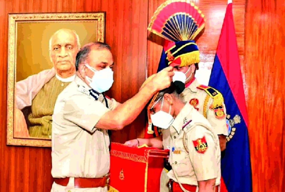 Two female police officers honoured by Delhi police CP for their bravery during Repblic Day violence