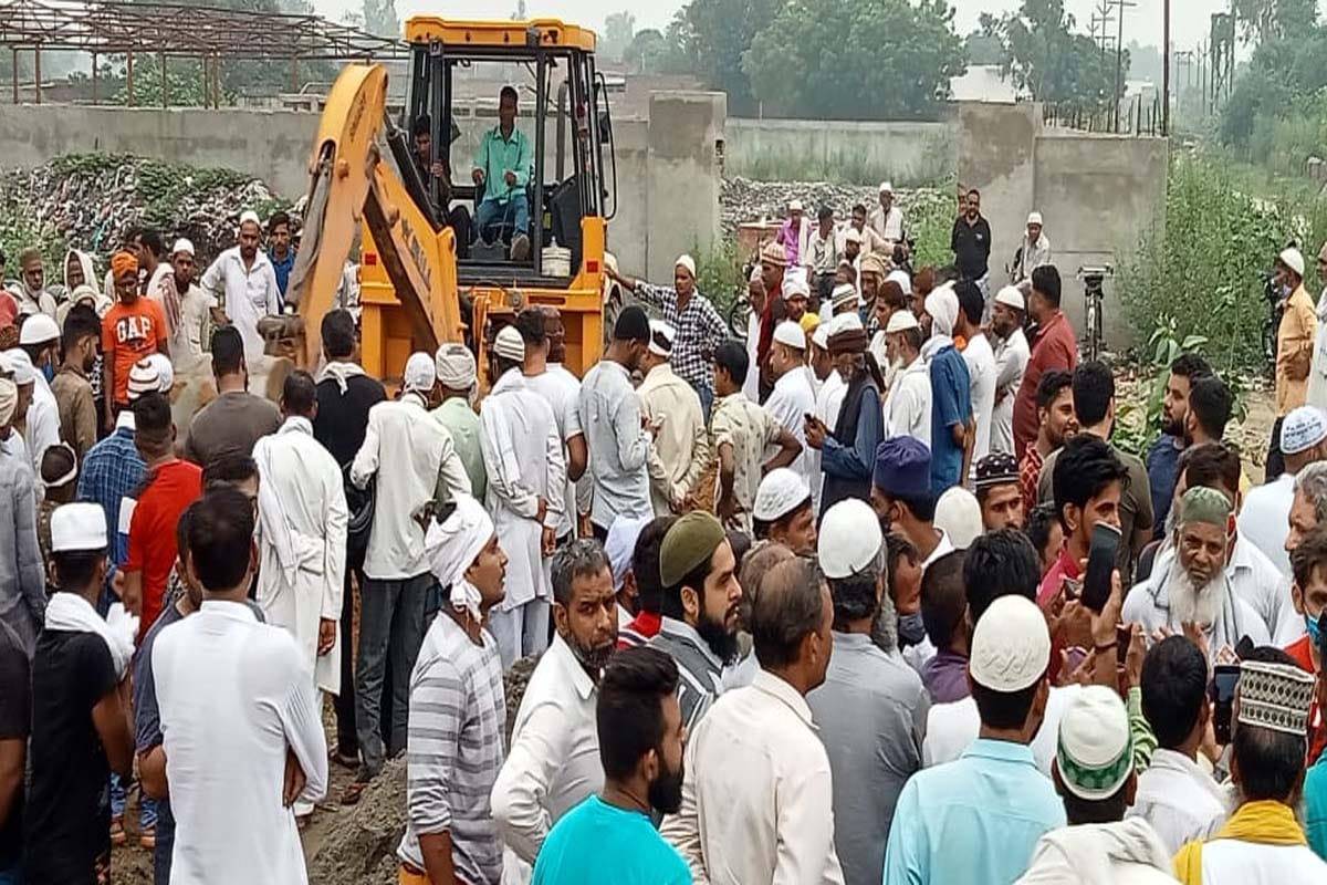 Meerut: Controversy over construction on graveyard land in Sardhana, people of Muslim society created ruckus