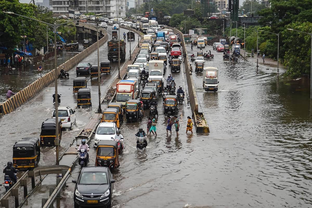 Mumbai sees heavy rain with cloudburst, landslide and flood like situation news in Hindi