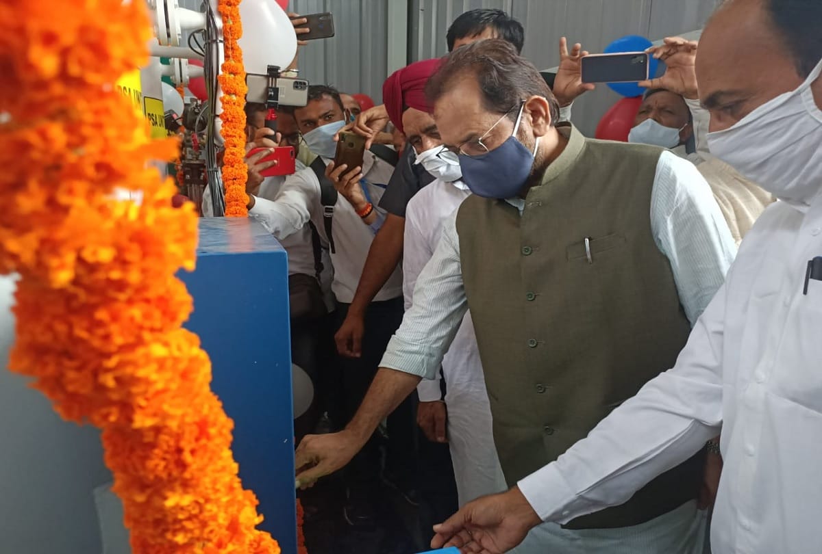 Mukhtar Abbas Naqvi inaugurated oxygen plant said it is possible to avoid the havoc of Corona only with caution