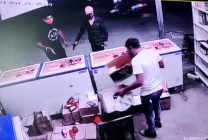 वारदात को अंजाम देेते बदमाश।