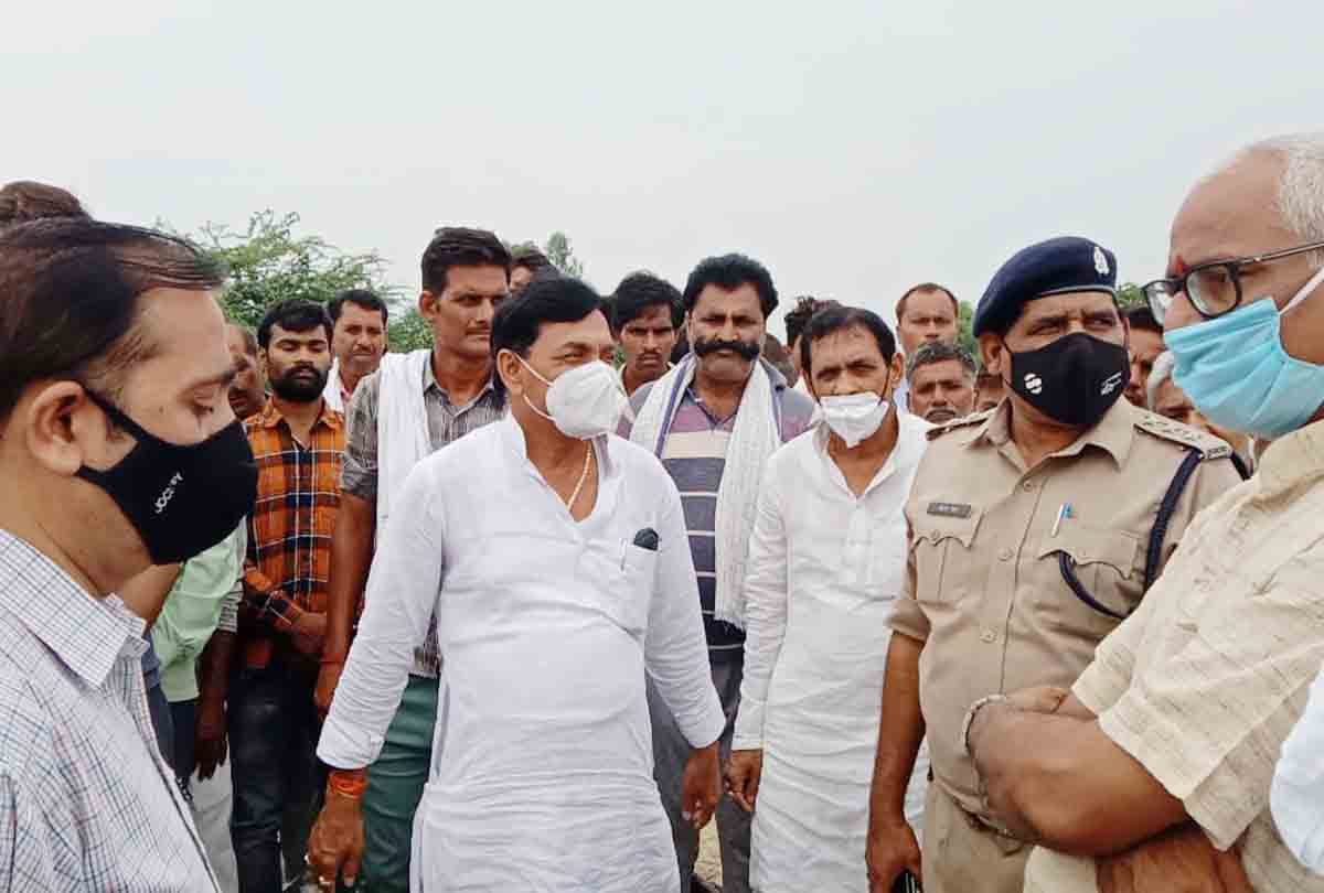 Etawah: Youth dies due to electrocution, angry family members try to block Etawah-Kannauj highway