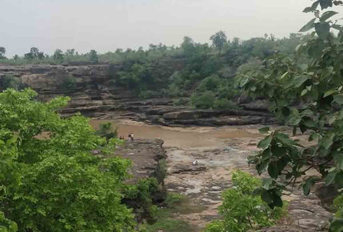 Chitrakoot: Four people drowned in the river while visiting Sabari Falls, three rescued, one missing