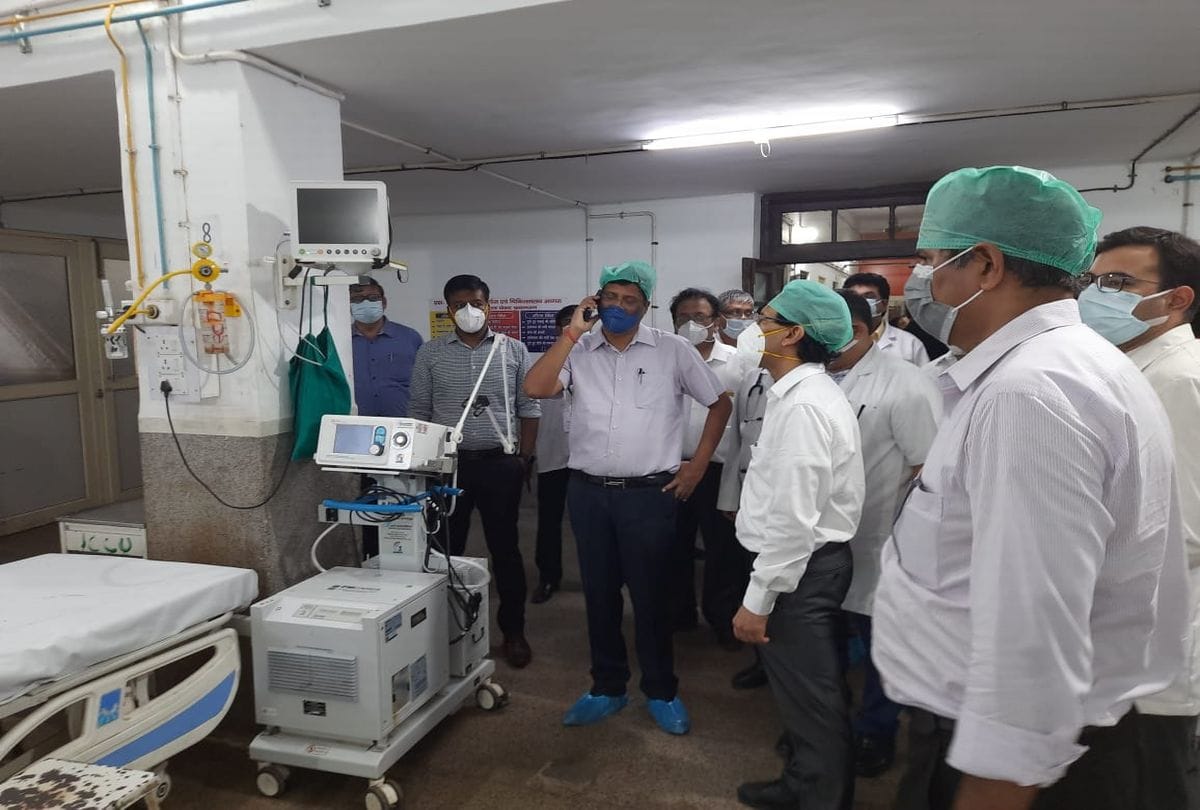 Principal Secretary Inspects SN Medical College Agra Check Preparations For Covid Third Wave
