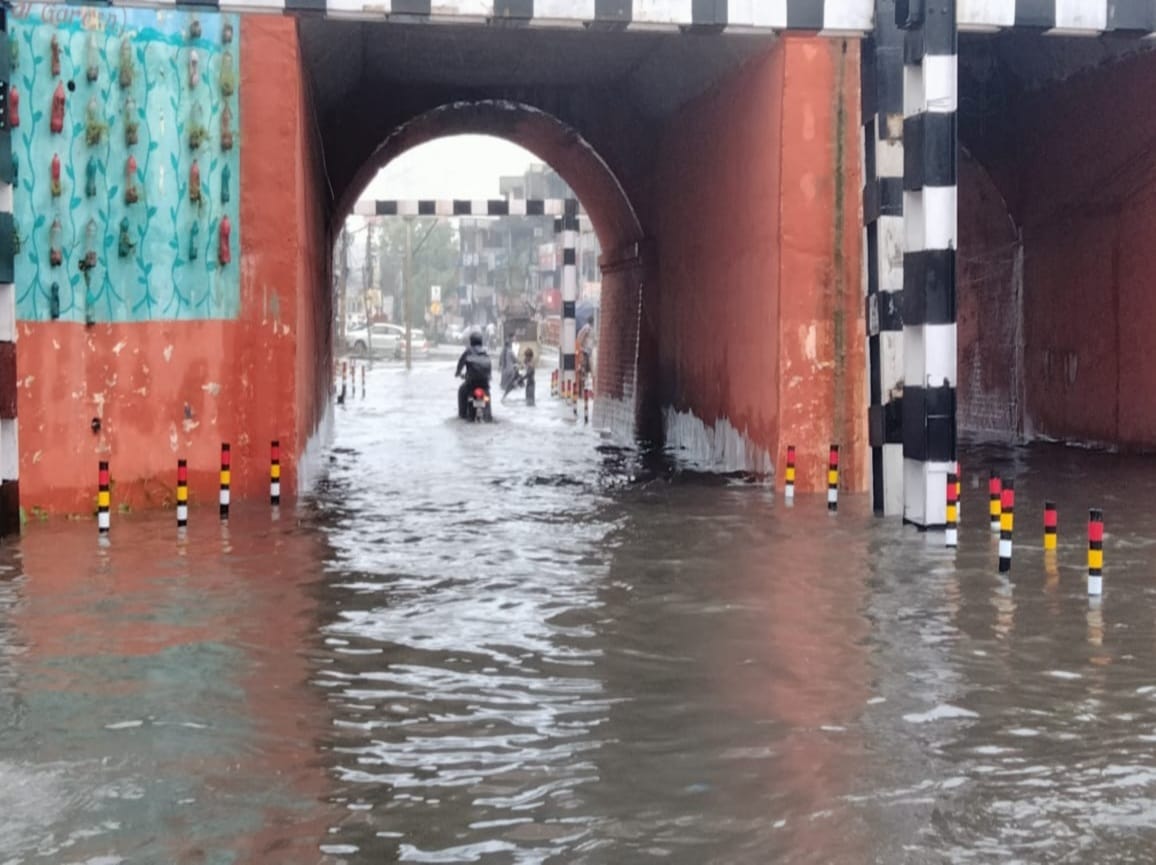 uttarakhand news: in haridwar water level increase due to rain, four labor stuck on a island