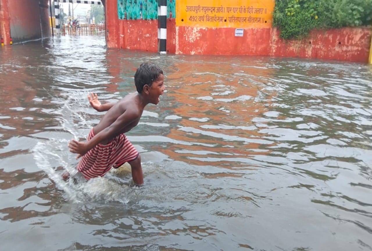 uttarakhand news: in haridwar water level increase due to rain, four labor stuck on a island