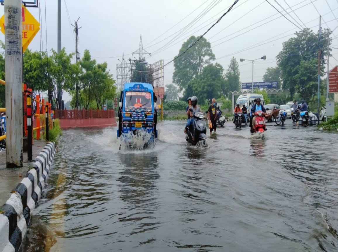 uttarakhand news: in haridwar water level increase due to rain, four labor stuck on a island