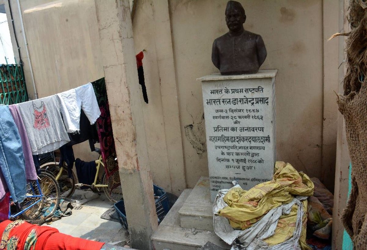 first President and Bharat Ratna Dr. Rajendra Prasad statue dirty clothes and sacks lying around in varanasi