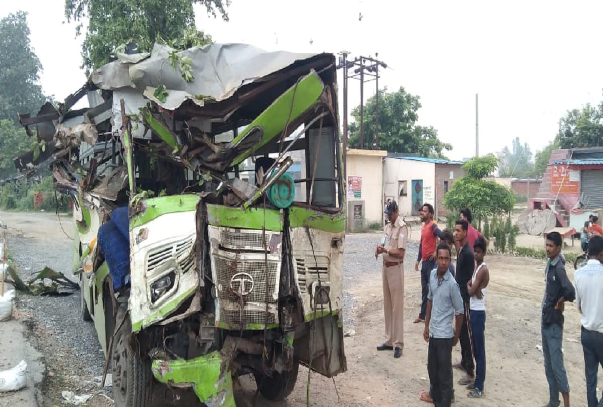 Private bus rammed into tea stall in Shahjahanpur