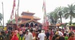 नेपाल के त्रिपुरा सुंदरी मंदिर पूजा करने के लिए आए लोग। संवाद