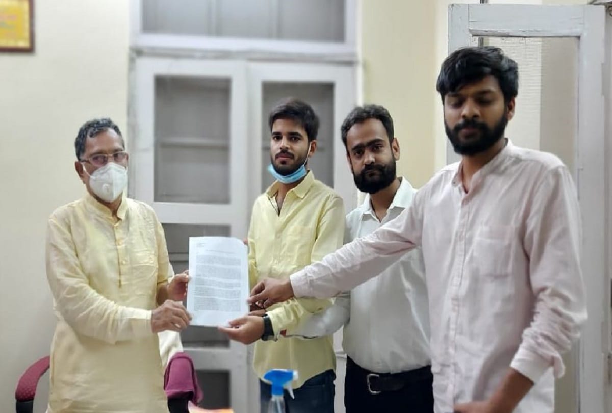 matter of closure of blind school varanasi will sound in UP assembly students gave memorandum to Leader of Opposition ram govind chaudhary