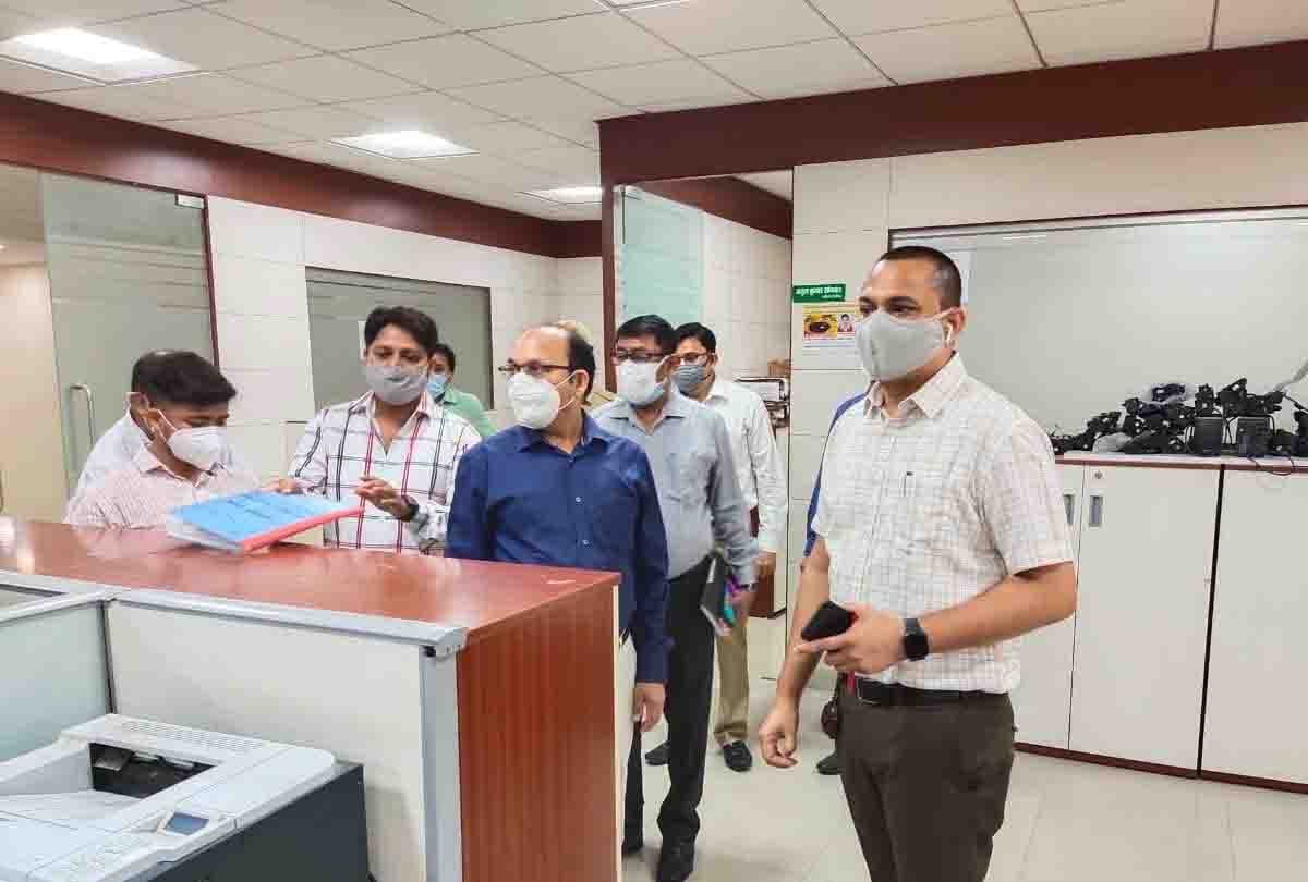Commissioner raided in KDA, 70 percent workers absent