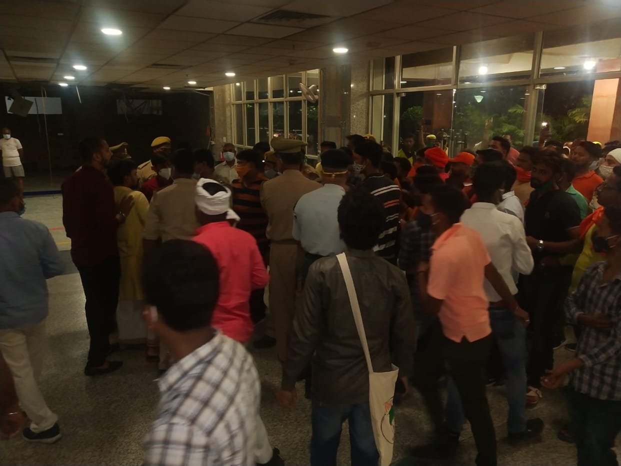 firing on Hindu Yuva Vahini leader in varanasi police arrested accused secretary of temple management committee secretary including two people