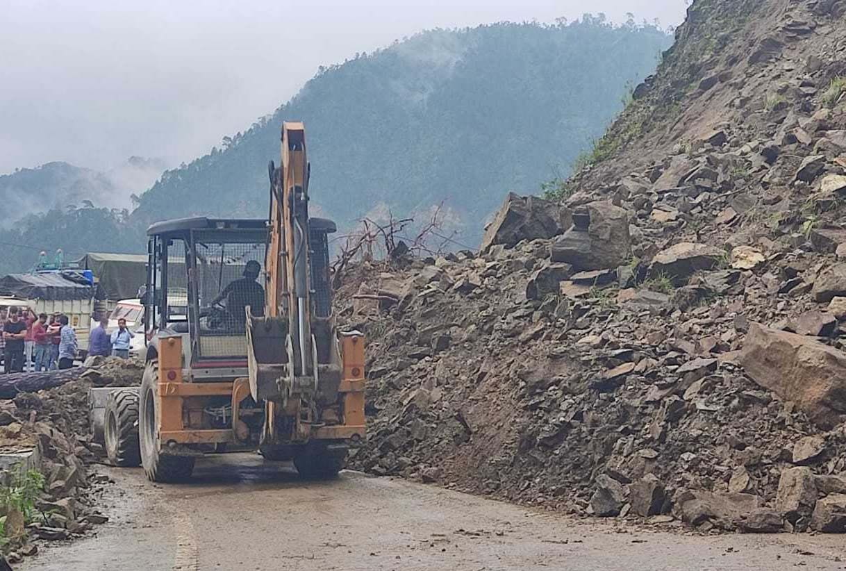 Wheels jammed for four hours due to debris on Tanakpur-Pithoragarh National Highway