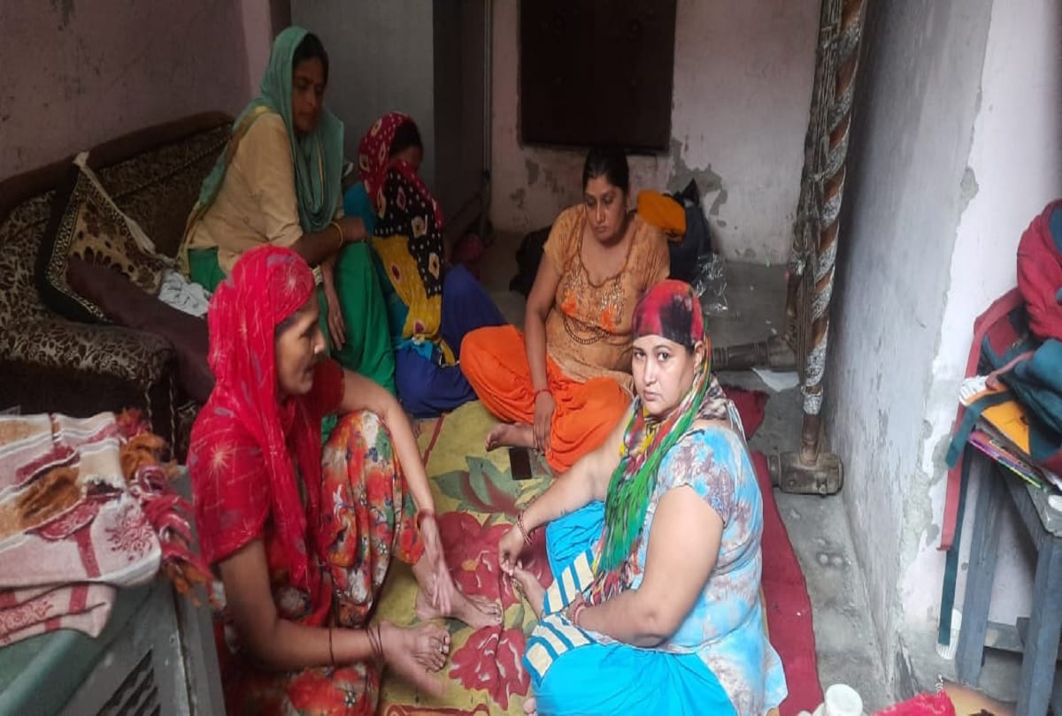 loni woman committs suicide alongwith her 4years old daughter and 40 days old son