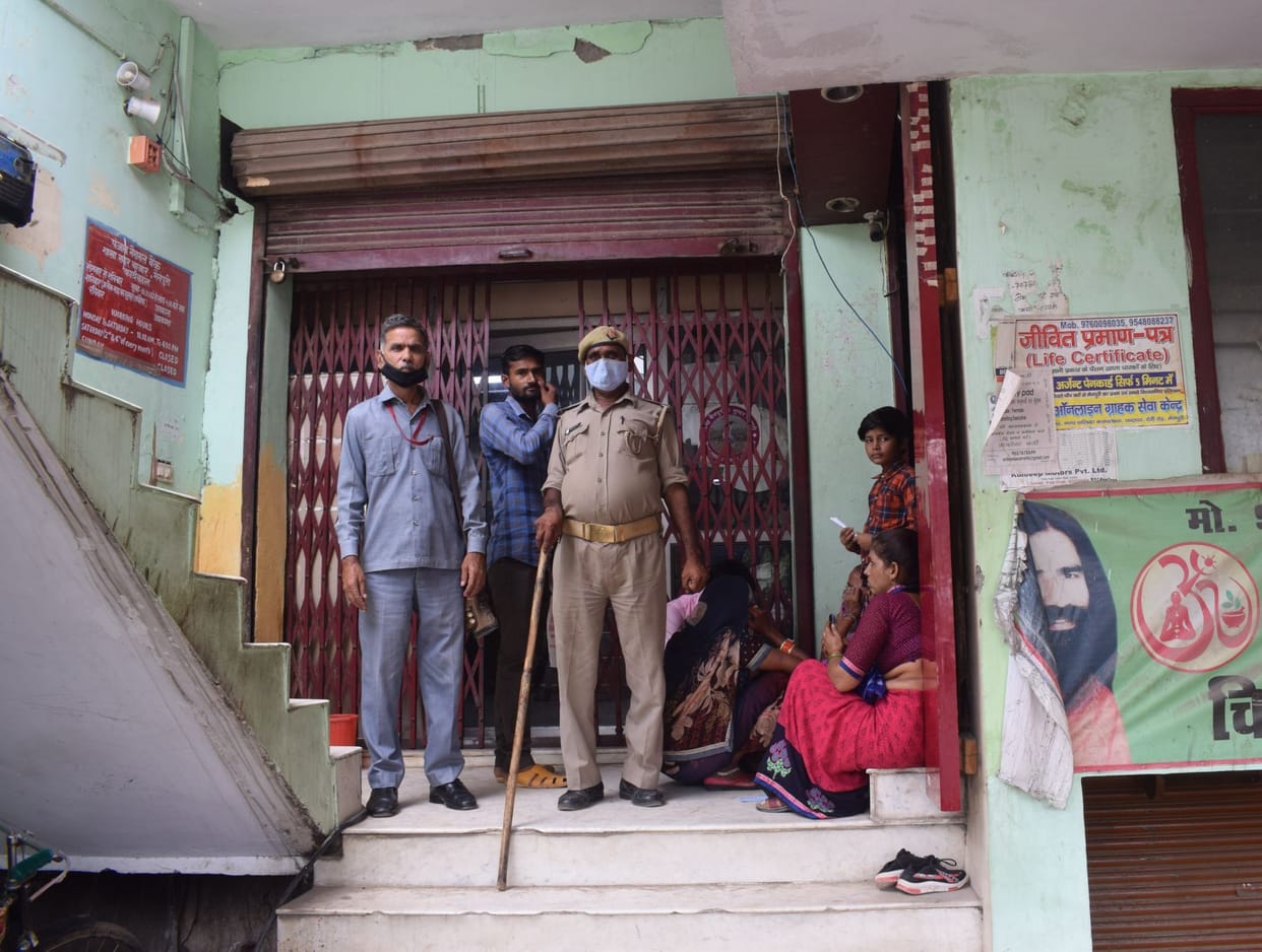 manappuram gold loan,robbery in gold loan company,robbery in finance company,agra robbers,mainpuri police