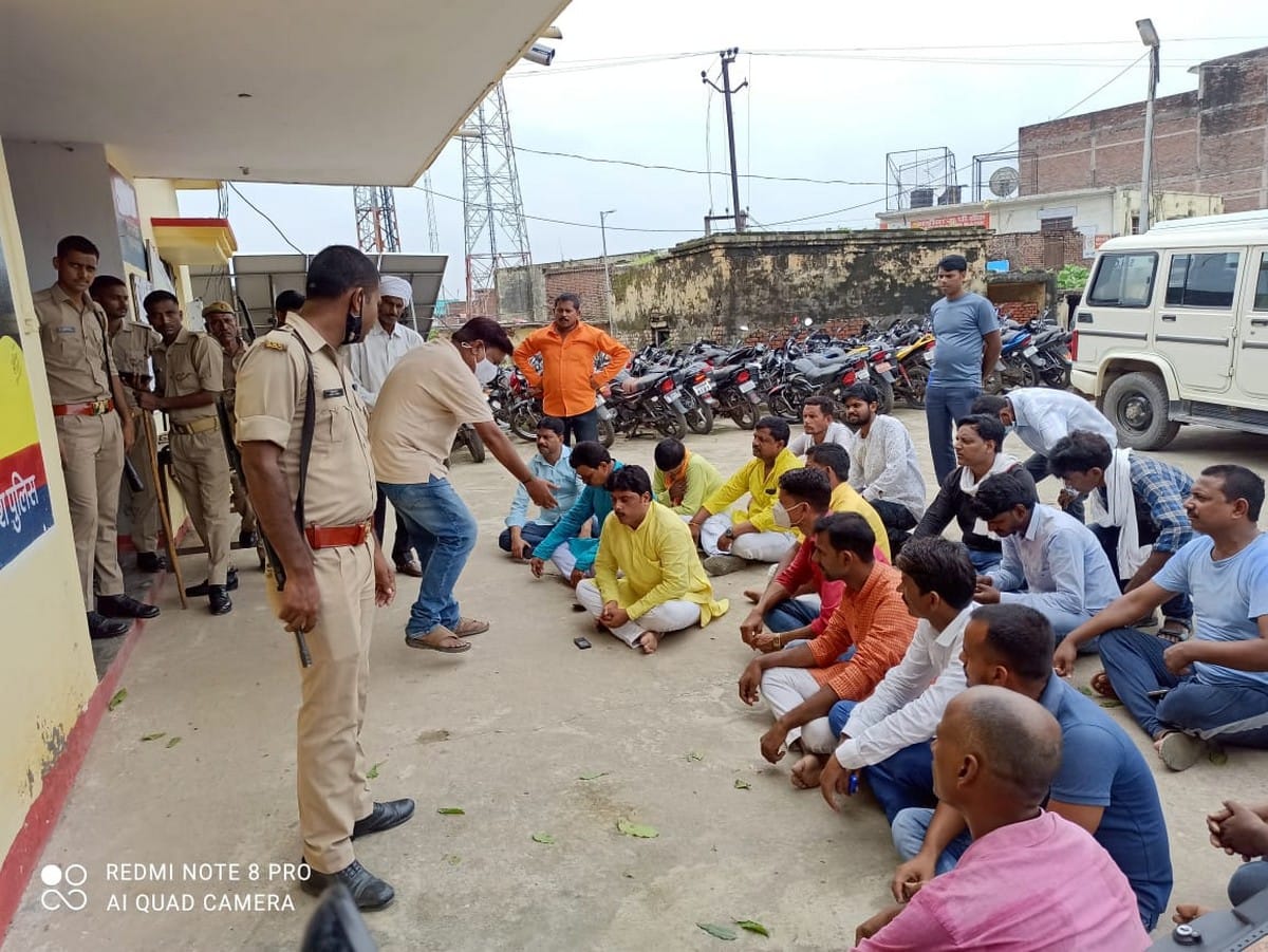 BJP workers protest at police station against of inspector for assault in ballia