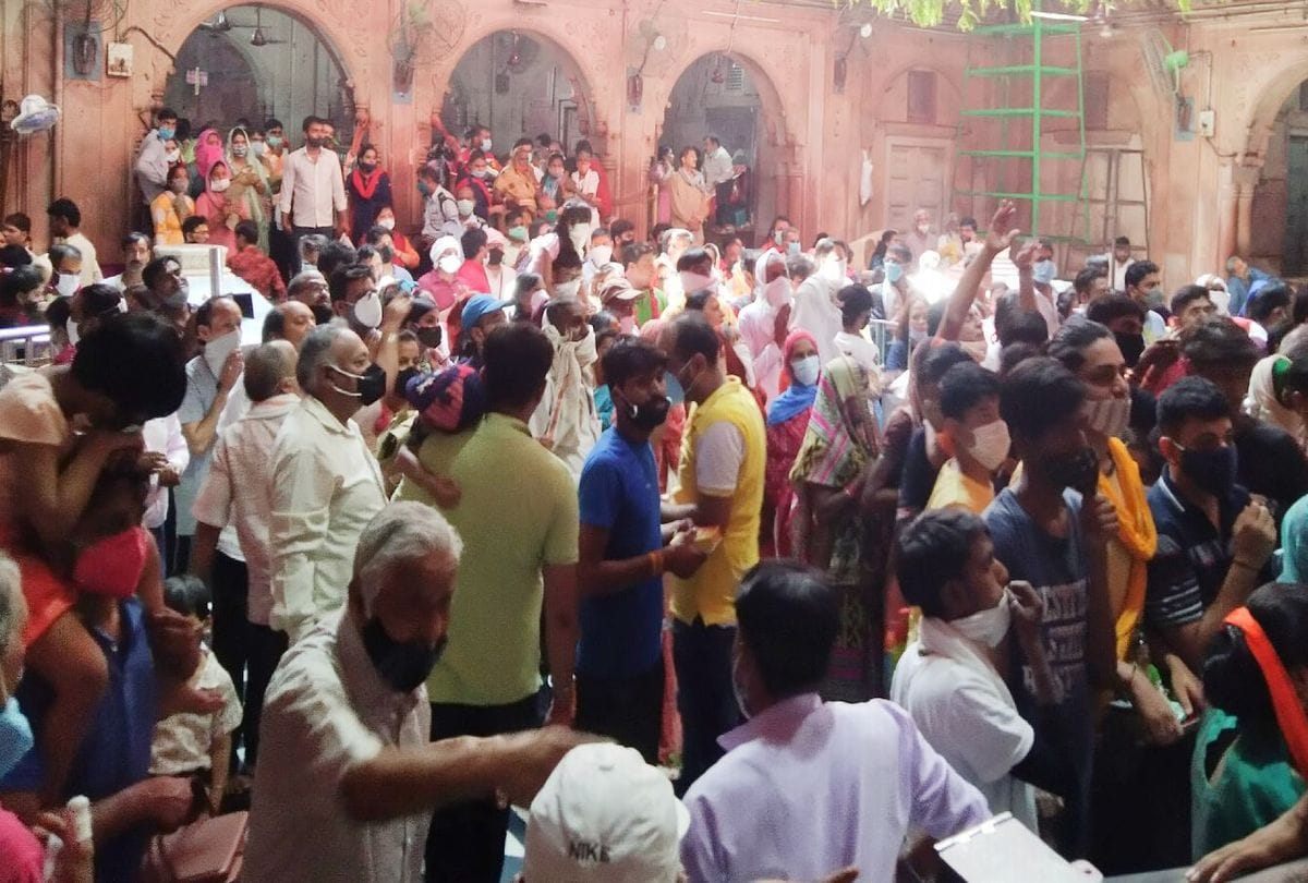 devotees gathering in vrindavan to celebrate guru purnima