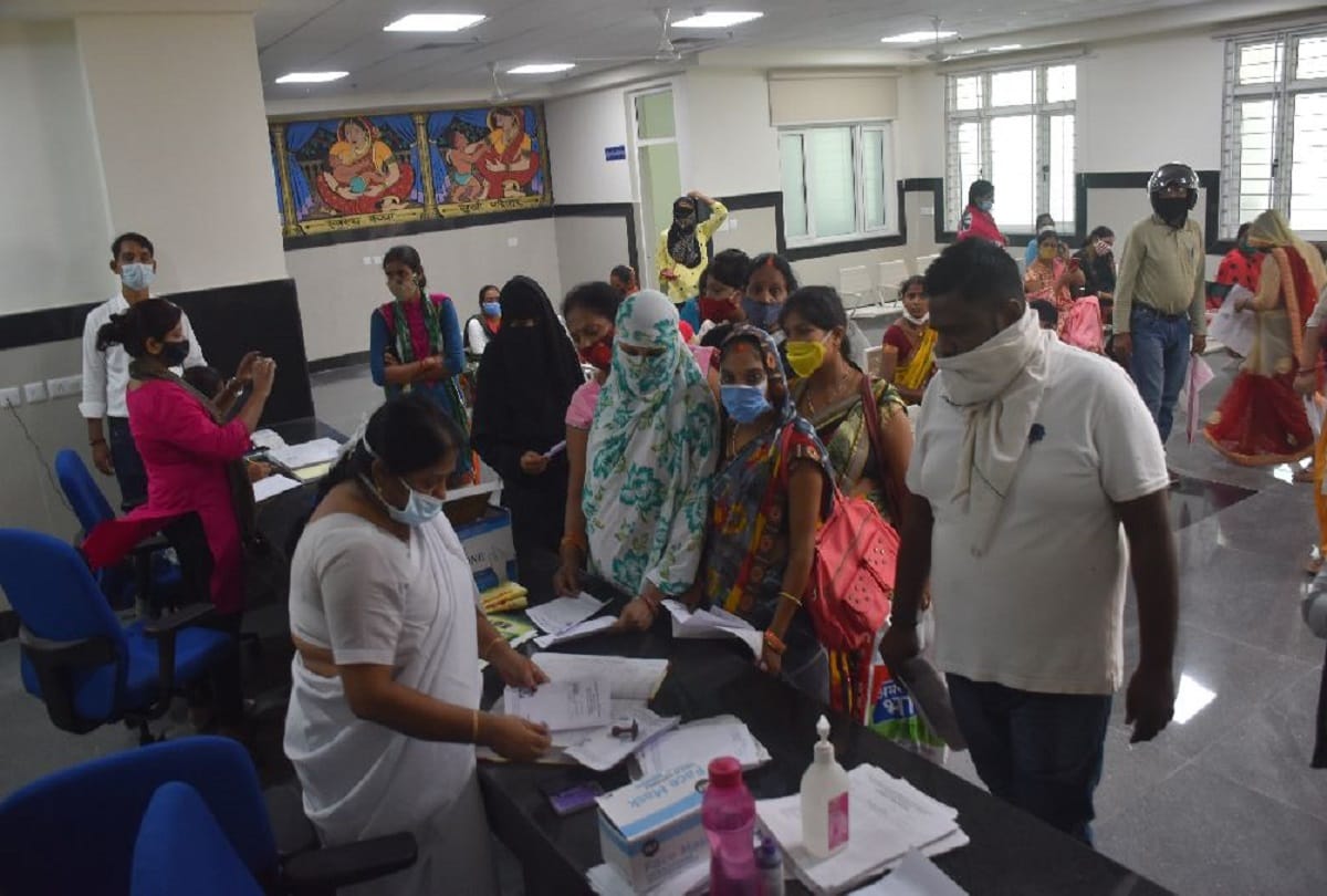 BHU Hospital MCH wing OPD started crowd gathered on very first day people breaks covid protocol