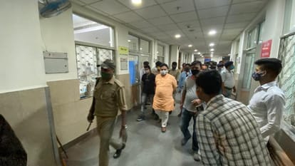 firing in varanasi miscreants shot youth after group clash in Durgakund area  admitted in bhu trauma center