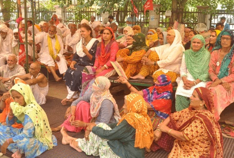 Former Minister Manish Grover apologized to Farmers by touching feet of Protesters Women in Rohtak of Haryana