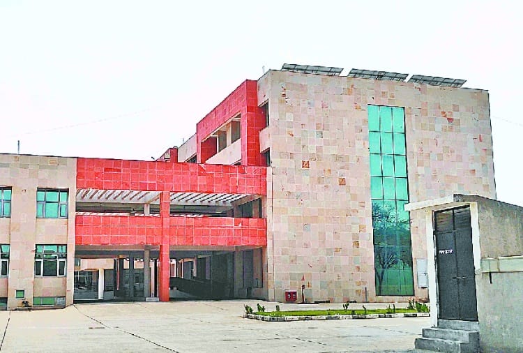 Hospital built by seven crore Rupees in Sector-48 of Chandigarh have locked  