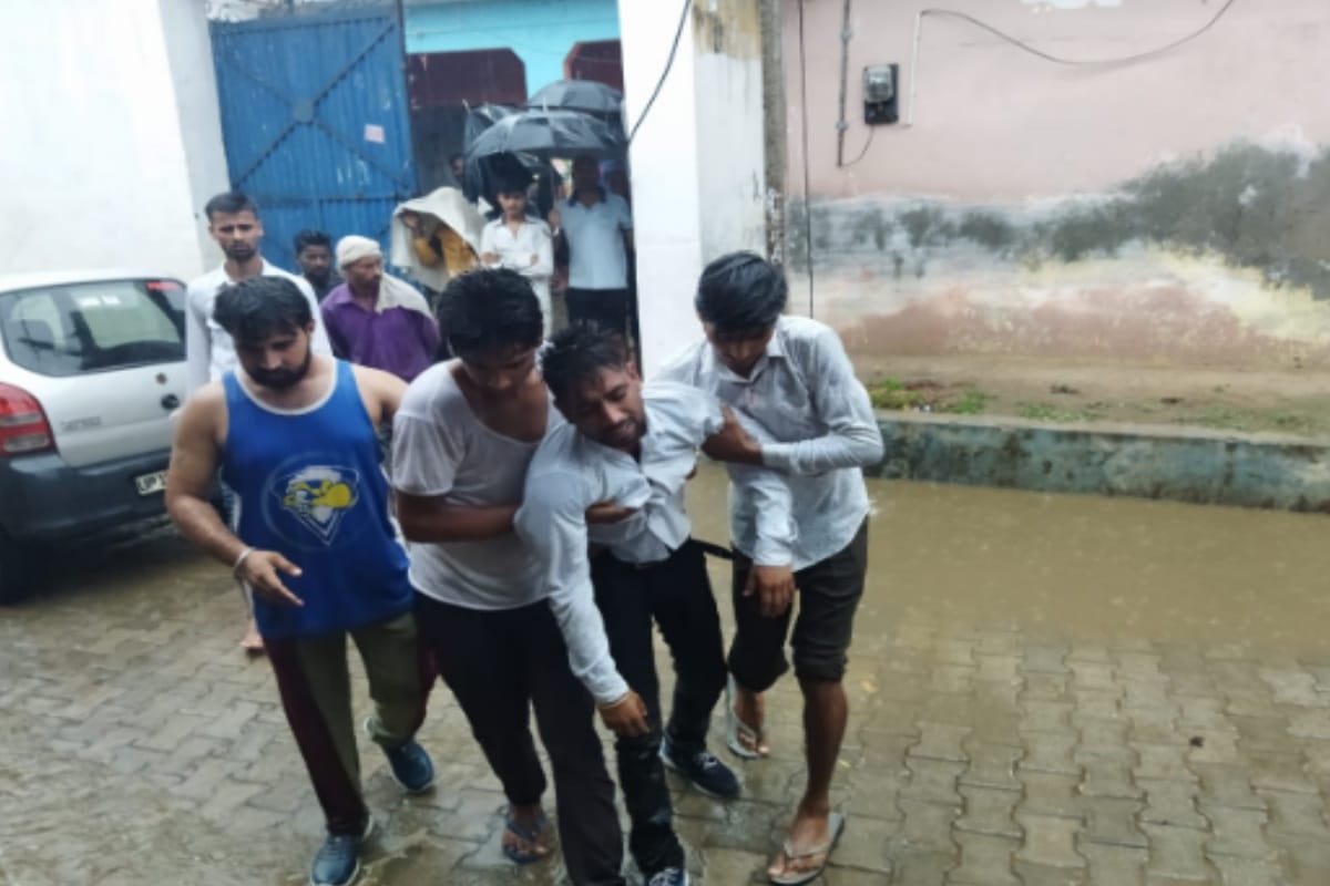 three died due to current in Meerut, woman kept crying watching the dead bodies of her husband and two sons