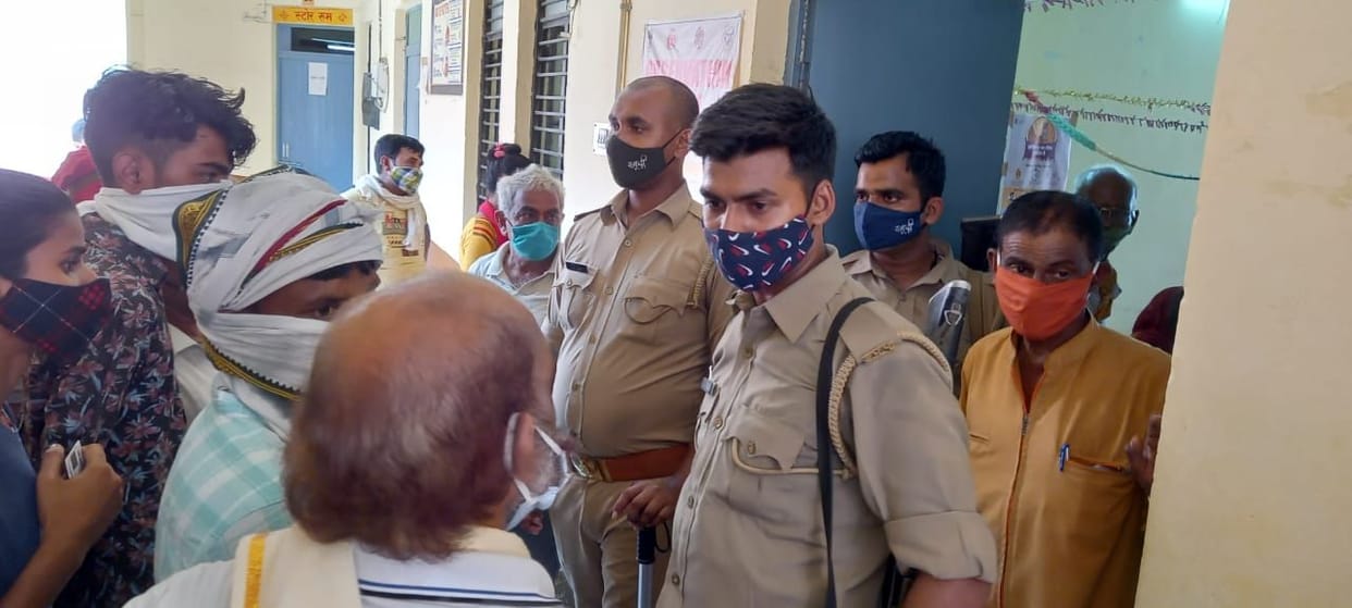 Vaccination was not done in Parvatpur, angry people created a ruckus