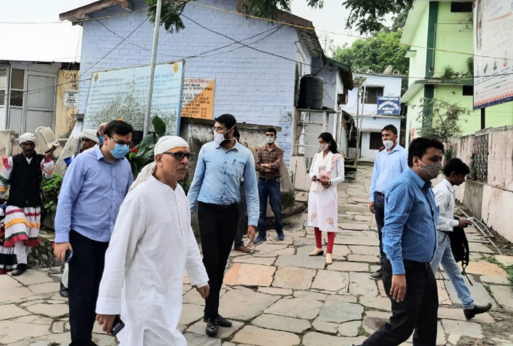 Almora News: PM Modi advisor Khulbe and censor board chairman Prasoon Joshi Doing Rudrabhishek in Jageshwar Dham