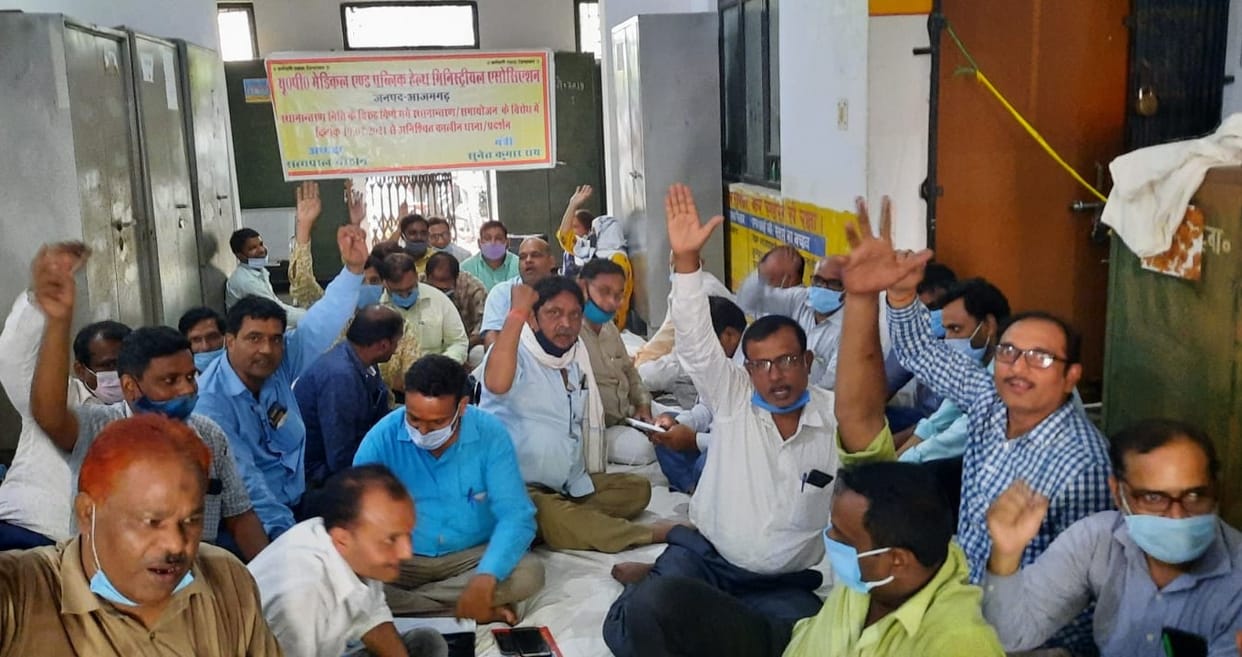 The clerks mobilized against the transfer, staged a sit-in