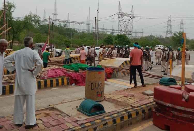 Farmers Show black flags to Deputy CM Dushyant Chautala in Hansi of Haryana