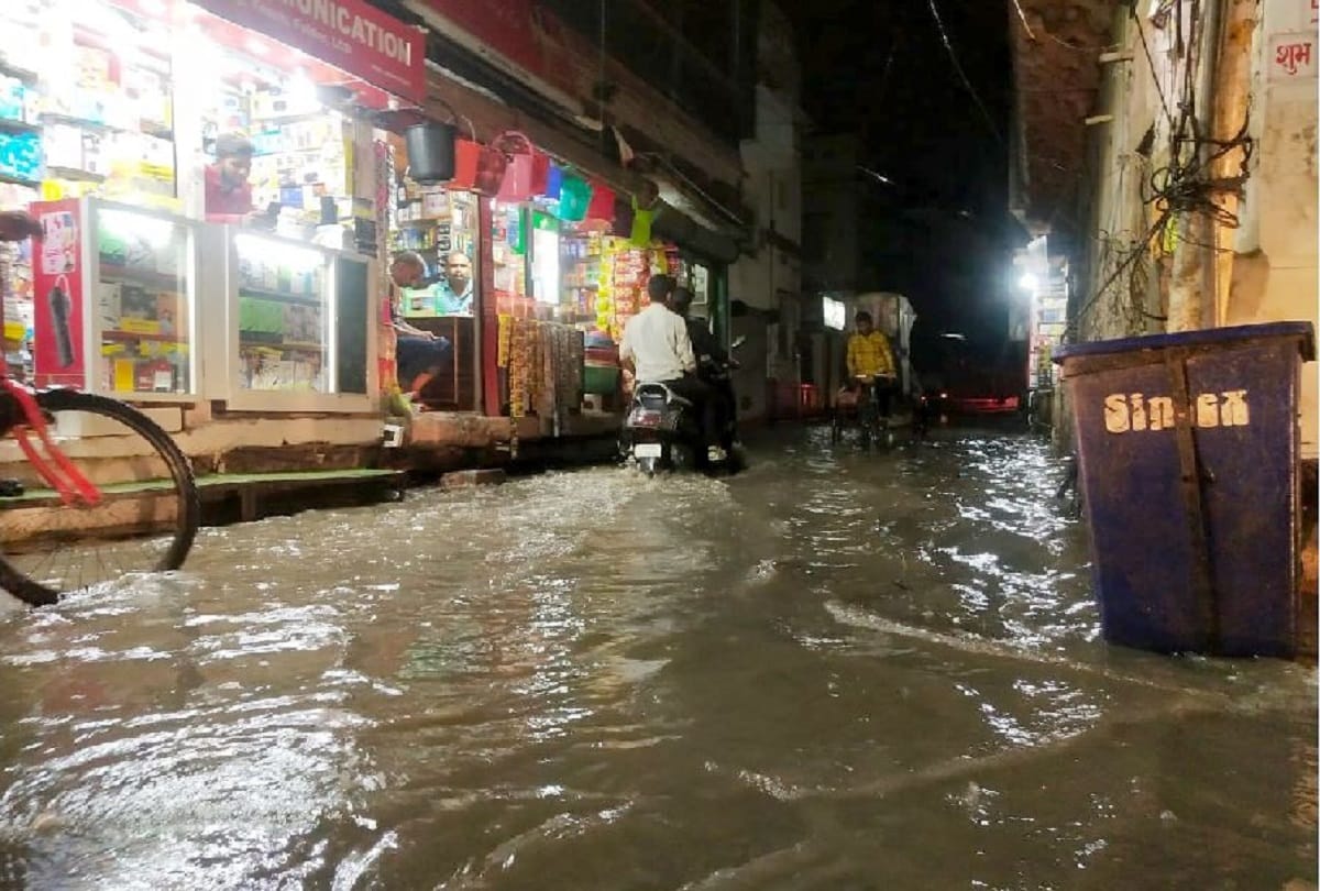 weather news update of varanasi  sunshine in day but rain in late evening relief from humidity waterlogging in many areas