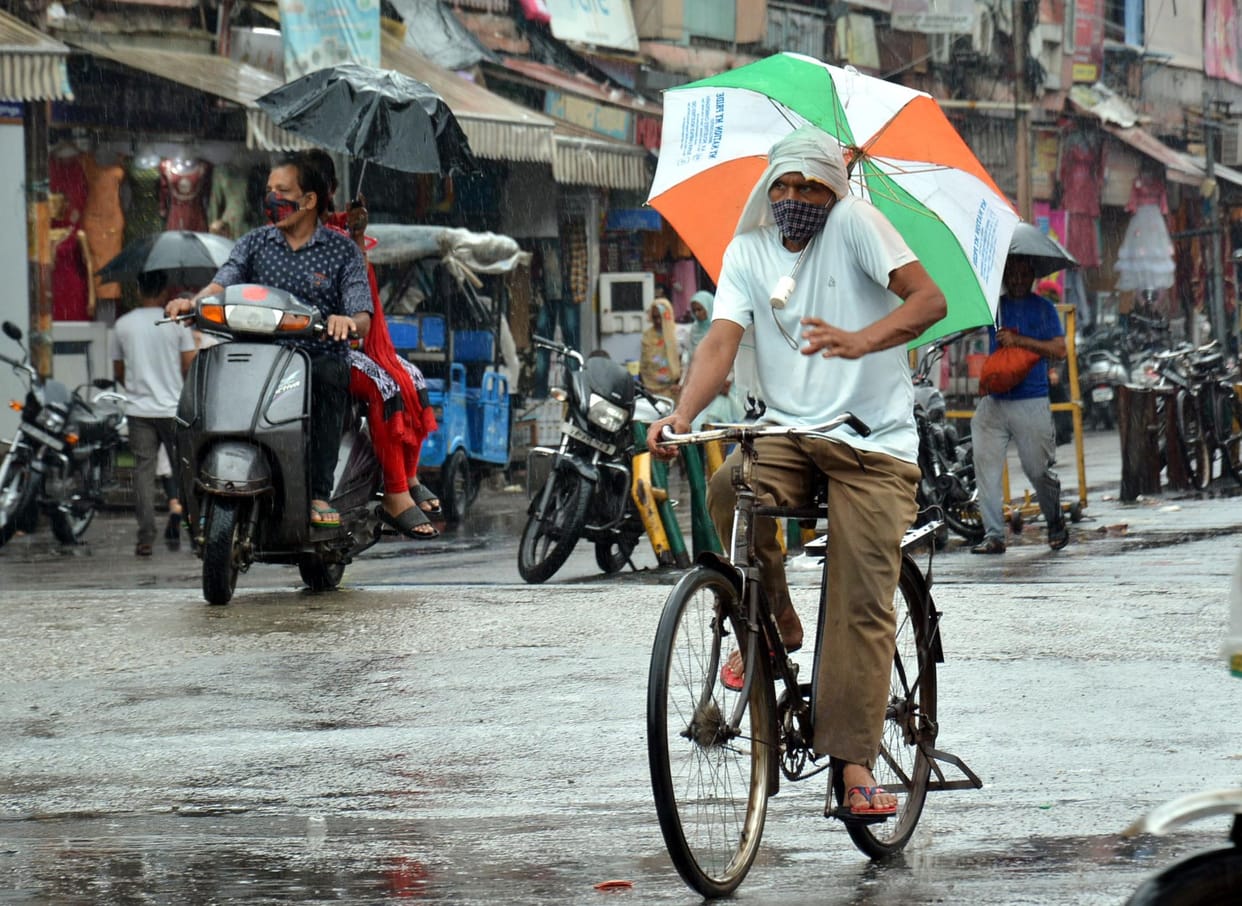 Drizzling rain disturbed normal life in Muzaffarnagar