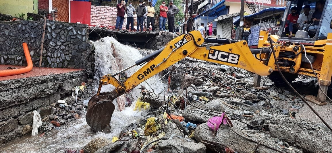 Municipal corporation's claws on encroachment in Bhagsunag drain, Cleaned the drain with JCB in the presence of Mayor Onkar Naihariya