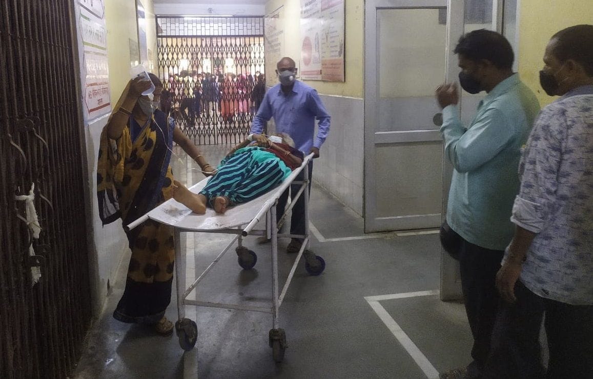 vaard bvoy pharamaate aaraam, teemaaradaar kheenchate hain strechar
