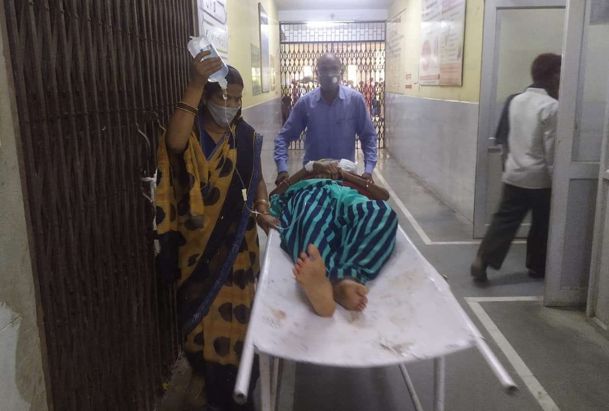 Ward boys do not pull stretchers in Maharajganj zila hospital