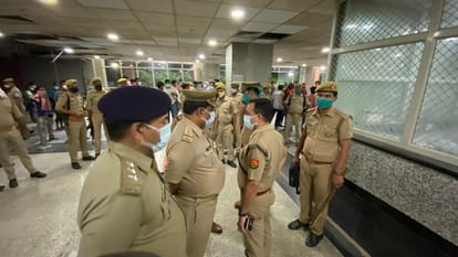 firing in varanasi miscreants shot youth after group clash in Durgakund area  admitted in bhu trauma center