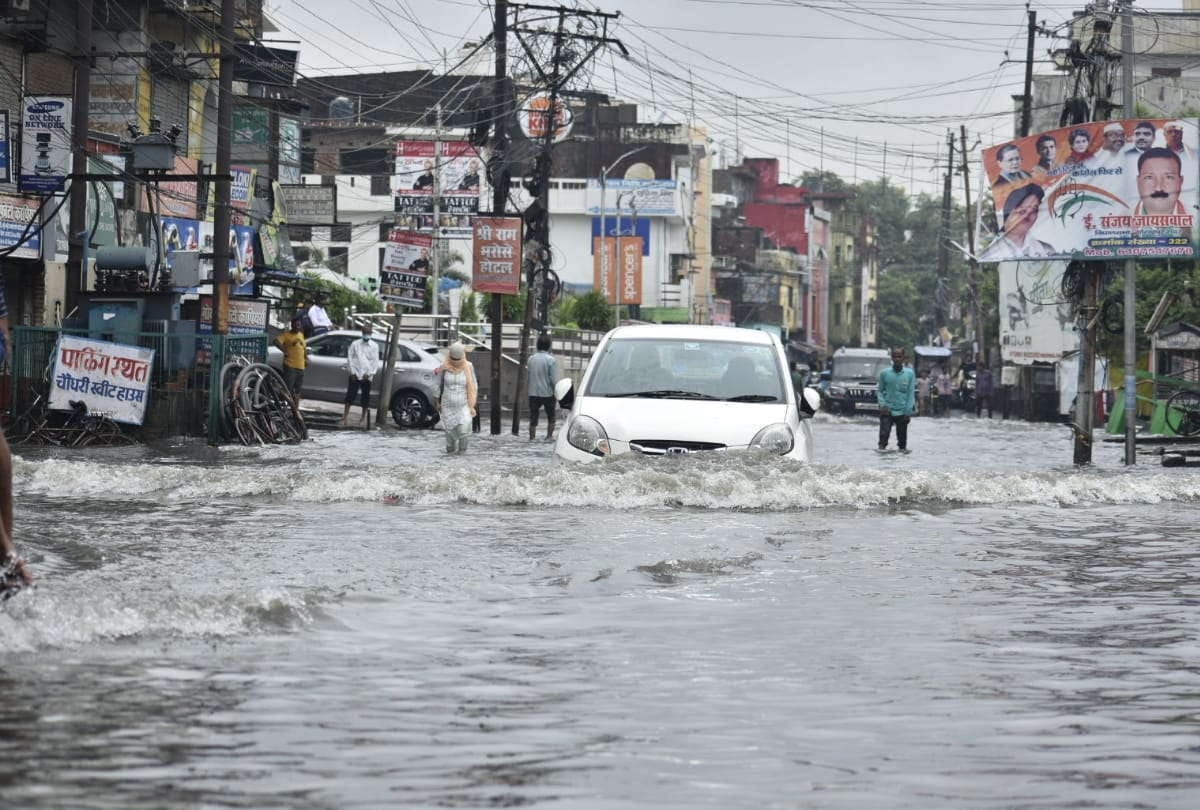 Waterlogging in shops and houses due to heavy rains in Gorakhpur