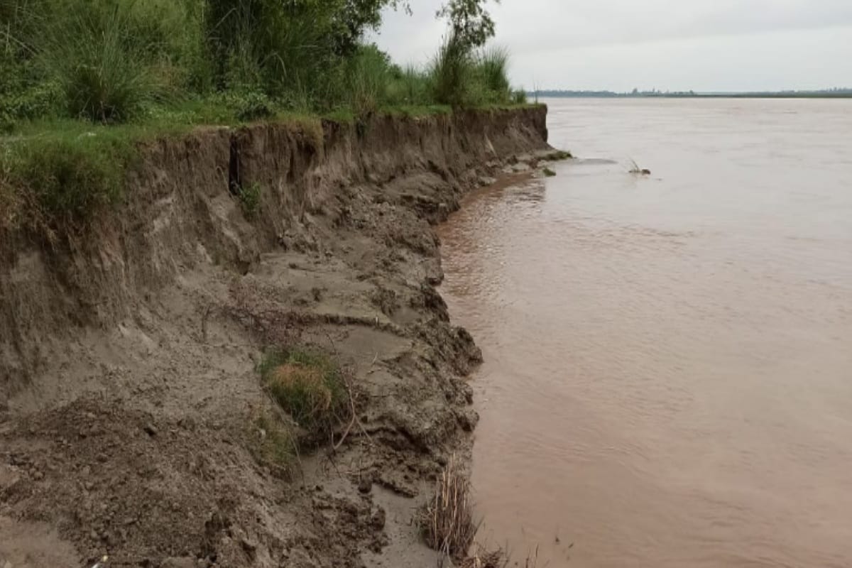 Water level increased in Ganga river Due to continuous rains, land erosion has increased the concern of farmers in Bijnor