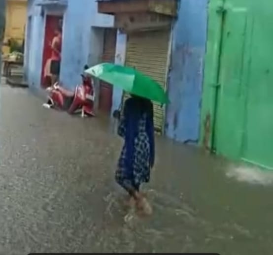 City roads became ponds due to rain