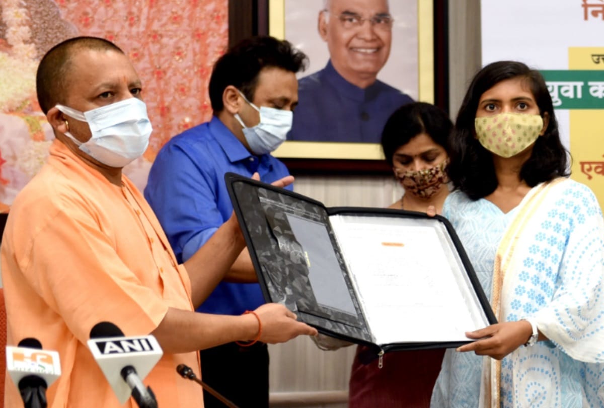 UP: Chief Minister gave appointment letters to 508 youth welfare officers and 26 exercise trainers