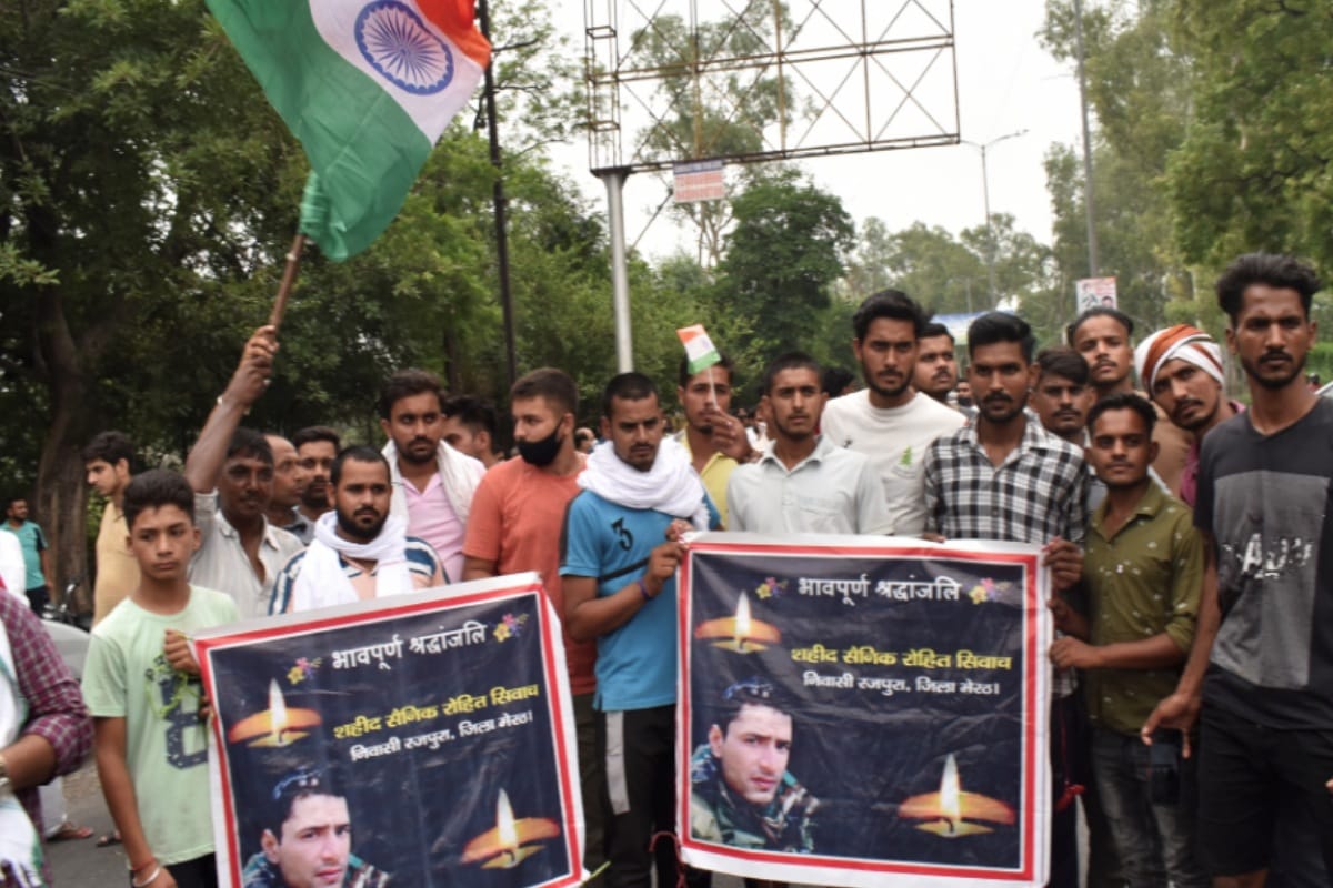 Salute to martyrdom:   Rifleman Rohit sacrificed his life for the country, he was scorched due to the blast in the fireplace